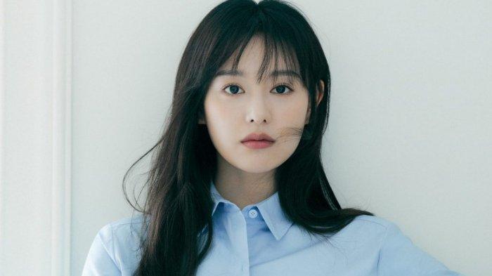 Inilah sosok Kim Ji Won yang sukses menjadi perbincangan ramai. Artis cantik ini menjadi aktris yang berhasil beradu akting dengan sederet aktor papan atas dengan visual memukau sepanjang kariernya.