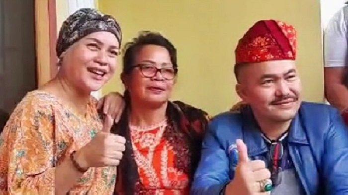 Kamaruddin Simanjuntak ternyata telah sampai ke Jambi mengunjungi orang tua Brigadir J dengan salah satu sahabatnya Irma Hutabarat.