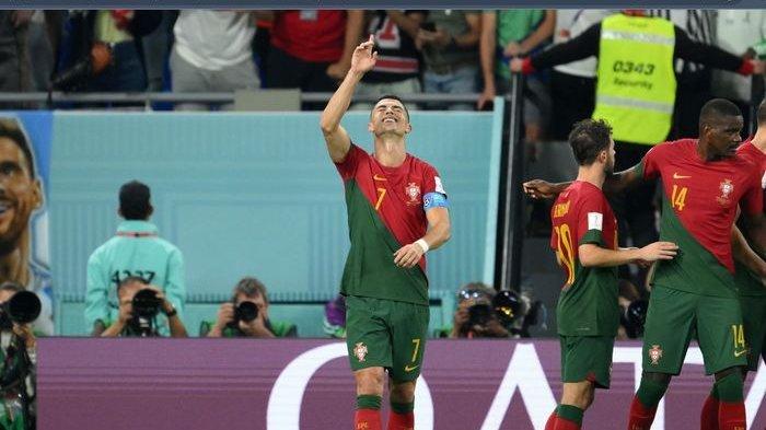 Kapten timnas Portugal, Cristiano Ronaldo, merayakan gol ke gawang timnas Ghana dalam matchday 1 babak penyisihan Grup H Piala Dunia 2022 di Stadium 974, Kamis (24/11/2022).
