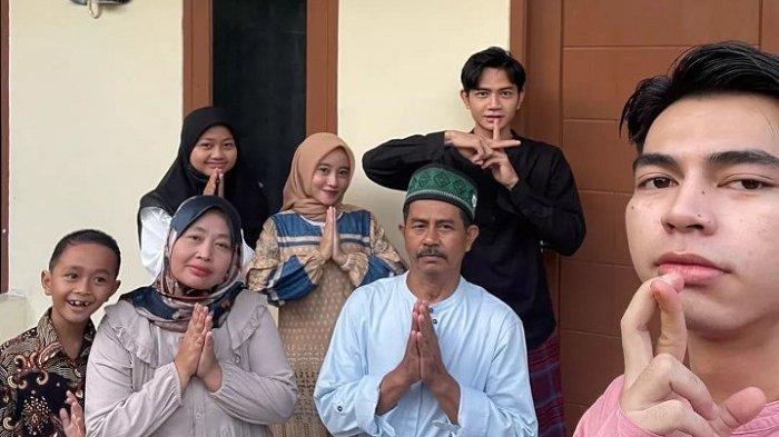 Kenangan Dimas Ahmad saat lebaran bersama keluarga besar.