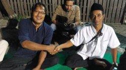 Ketua RW 2 Greges Timur terpilih, Kuswoyo (kanan) bersalaman dengan Ketua RW petahana, Eko Prasetyo.