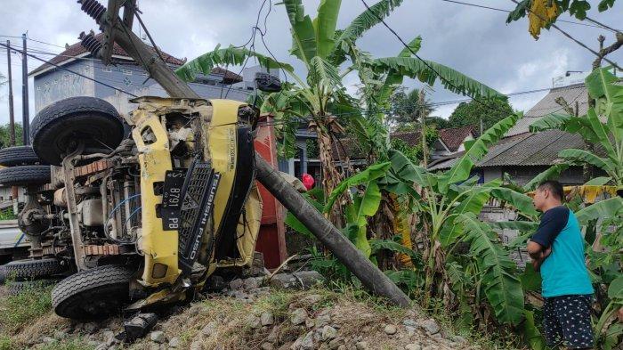 Kondisi truk yang terlibat kecelakaan di Jalan Raya Desa Kedawung, Kecamatan Nglegok, Kabupaten Blitar, Jumat (6/1/2023).