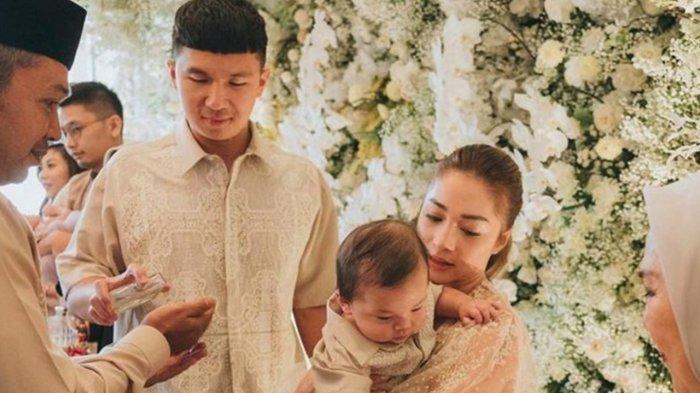 Nikita Willy bersama suami tercinta, Indra Priawan menggelar akikah putra kecil mereka, Issa Xander Djokosoetono atau akrab disapa baby Izz.