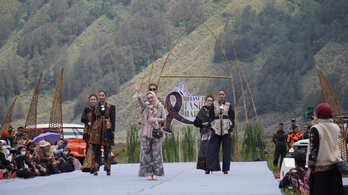 Para desainer melenggang menggunakan busana Anjangsana, karya desainer ternama Jawa Timur Gita Orlin di East Java Fashion Harmony 2022 di Segara Wedi Gunung Bromo, Sabtu (3/12/2022).