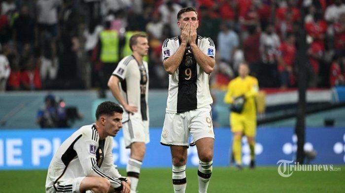 Para pemain Jerman berdiri di atas lapangan pada akhir pertandingan sepak bola Grup E Piala Dunia 2022 Qatar antara Kosta Rika dan Jerman di Stadion Al-Bayt di Al Khor, utara Doha pada 1 Desember 2022.
