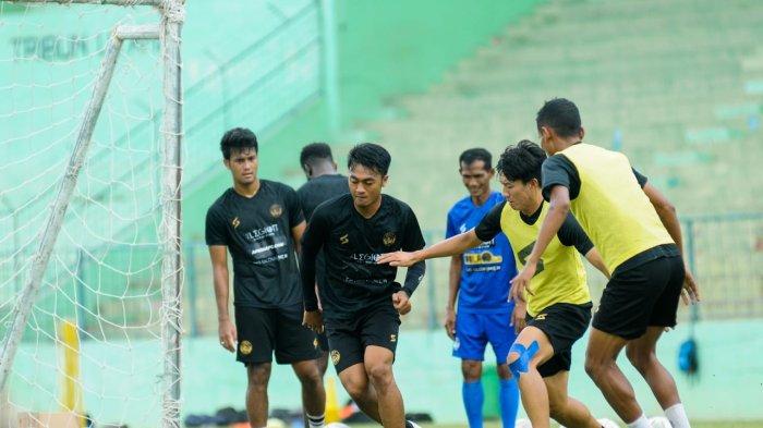 Pemain Arema FC saat menjalani latihan di salah satu lapangan di Malang.