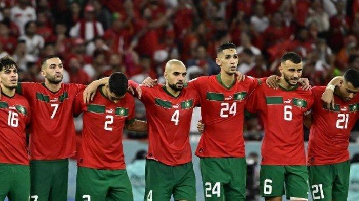 Pemain Maroko berkumpul jelang adu penalti pada pertandingan sepak bola babak 16 besar Piala Dunia 2022 Qatar antara Maroko vs Spanyol di Education City Stadium di Al-Rayyan, sebelah barat Doha pada Selasa 6 Desember 2022.