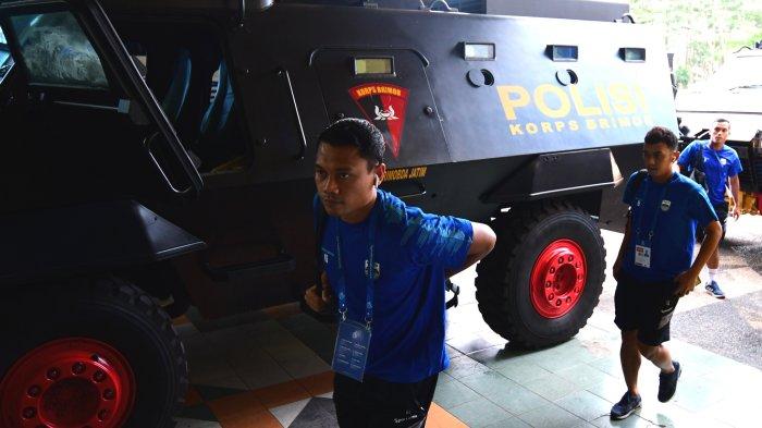Pesepakbola Persib Bandung Dedi Kusnandar (depan) saat tiba di Stadion Kanjuruhan Kabupaten Malang menggunakan kendaraan taktis (rantis) Baraccuda milik Polda Jatim saat akan melawan Arema FC dalam laga lanjutan Liga 1 2022, Minggu (11/9/2022). Para Pemain dan Official Persib Bandung dikawal ketat petugas saat akan menjamu Arema FC dalam laga lanjutan Liga 1 2022.