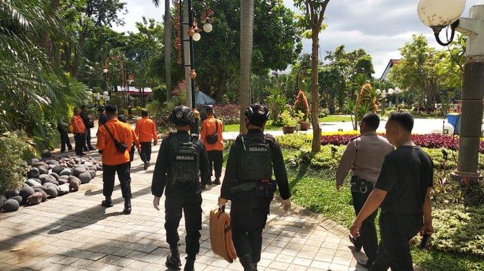 Pekerja taman di Halaman Balai Kota Surabaya menemukan sebuah granat, Sabtu (7/1/2022). Tim dari Polda Jawa Timur pun melakukan pengamanan