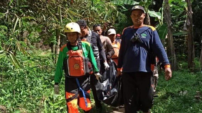 Petugas mengevakuasi jasad bocah SD yang hanyut di Sungai Keyang, Ponorogo, Senin (31/10/2022).