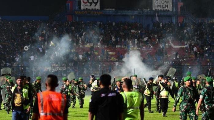 Potret kerusuhan di Stadion Kanjuruhan Malang. Ayah satu korban menangis anak tiada.
