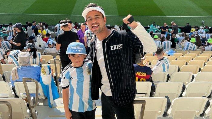 Raffi Ahmad nonton langsung Piala Dunia 2022 di Qatar, beberkan salah satu momen bersejarah yang berhasil diabadikan hingga membuat suami Nagita Slavina bahagia bukan main.