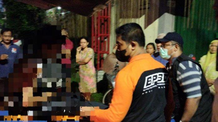 Saat DF mendapatkan penanganan medis di perempatan antara Gang IV dan Gang Delima, Jalan Menanggal, Menanggal, Gayungan, Surabaya, Senin (23/1/2023) dini hari