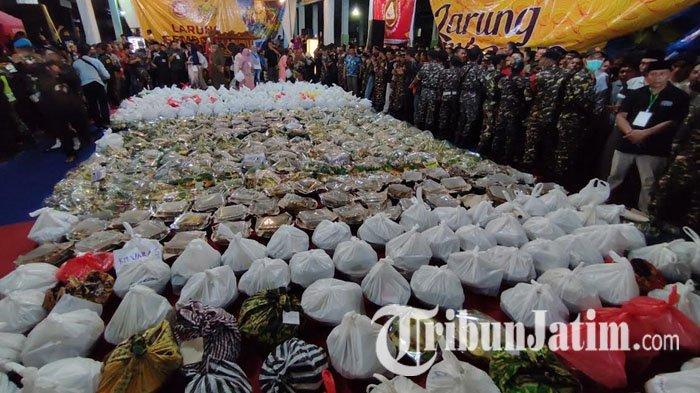 Sajian nasi ayam lodho yang pecahkan rekor MURI di kawasan Tempat Pelelangan Ikan (TPI), Teluk Prigi, Kabupaten Trenggalek, Jumat (17/6/2022) malam.