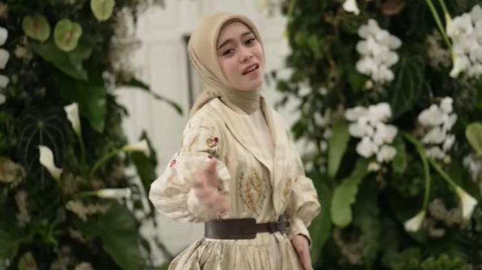 Tangkapan layar video klip lagu Sekali Seumur Hidup - Lesty Kejora. Single terbaru istri Rizky Billar, trending di YoTube.