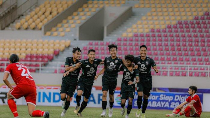 Selebrasi pemain Persebaya usai menjebol gawang Persis Solo, di Stadion Manahan, Solo, Sabtu (26/11/2022) sore dalam uji coba yang berakhir dengan skor 1-5 untuk Persebaya.