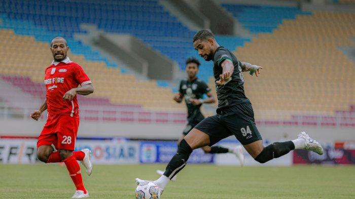 Stiker Persebaya, Silvio Junior dihadang pemain Persis Solo di Stadion Manahan, Solo, Sabtu (26/11/2022) sore dalam uji coba yang berakhir dengan skor 1-5 untuk Persebaya.