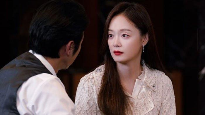 Still cut Jun So Min dan Lee Sung Jae dalam drama Korea terbaru Show Window: The Queen’s House (2022).