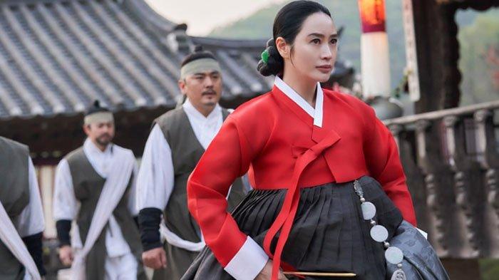 Still cut Kim Hye Soo dalam drama Korea terbaru The Queens Umbrella (2022).