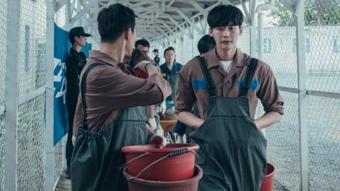 Still cut Lee Jong Suk dan Kwak Dong Yeon dalam drama Korea terbaru Big Mouth, 2022.