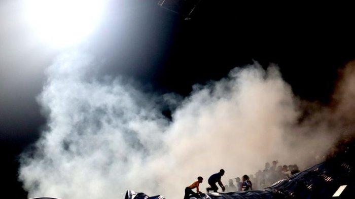 Suasana di area Stadion Kanjuruhan seusai kericuhan penonton yang terjadi seusai laga Arema FC vs Persebaya Surabaya, Sabtu (1/10/2022). Korban meninggal dunia bertambah, bernama Helen Prisela.