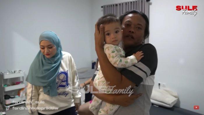 Sule bermain ke rumah mantan istrinya, Nathalie Holscher untuk menjenguk Adzam Adriansyah Sutisna.