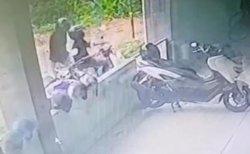Tangkapan layar dua orang bandit terekam CCTV mencuri motor Yamaha Jupiter Z bernopol P-4574-JA milik penghuni rusun, Hardian (30) warga Surabaya, di area parkir, Rusunawa Sumur Welut Tower B, Sumur Welut, Lakarsantri, Surabaya, pada Rabu (23/11/2022) siang.
