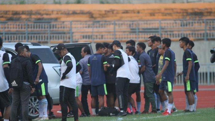 Pemain anyar Gresik United, Akbar Firmansyah harus dilarikan ke rumah sakit usai mengalami benturan dengan pemain belakang PDS di Stadion Gelora Joko Samudro, Rabu (6/7/2022).