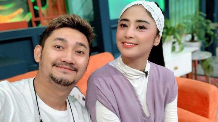 Dewi Perssik resmi bercerai untuk ketiga kalinya dari sang suami, Angga Wijaya usai membina bahtera rumah tangga selama lima tahun.