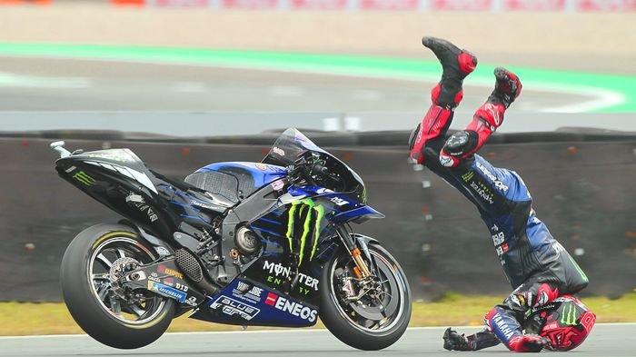 Fabio Quartararo kena penalti setelah jatuh dua kali di MotoGP Belanda 2022. Fabio Quartararo sedikit merasakan sakit di bagian bahu. Tak cuma itu Quartararo juga mendapat sanksi long lap penalty.