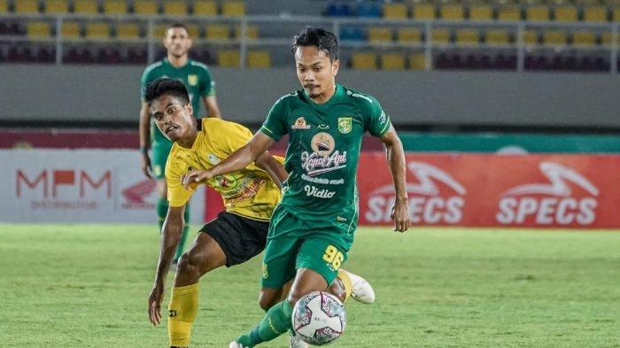 Gelandang Persebaya, M Hidayat berduel dengan pemain Barito Putera di pertemuan putaran pertama.