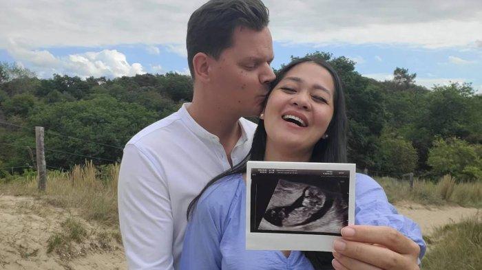 Gracia Indri dan suami bagikan unggahan manis saat pamer foto USG.