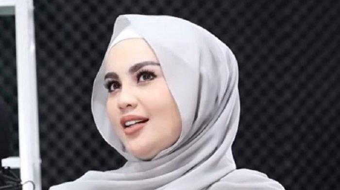 Artis cantik Jennifer Dunn sempat menjadi perbincangan publik, lantaran diduga menjadi orang ketiga dalam rumah tangga Faisal Hariss dan Sarita Abdul Mukti.