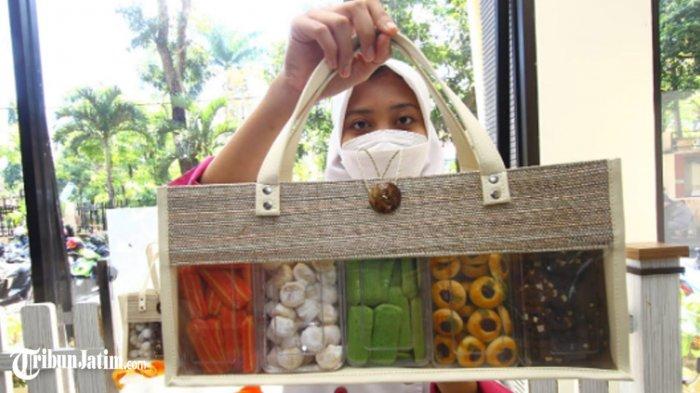 Contoh kue Lebaran dalam hampers tas yang diproduksi oleh SMKN 3 Kota Malang, Senin (19/4/2021).