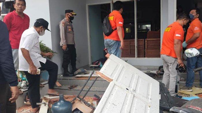 Kondisi rumah korban ledakan tabung elpiji yang diduga bocor dari dalam rumahnya, Jalan Perum Puri lidah Kulon Indah, Lakarsantri, Surabaya, Jumat (25/11/2022).