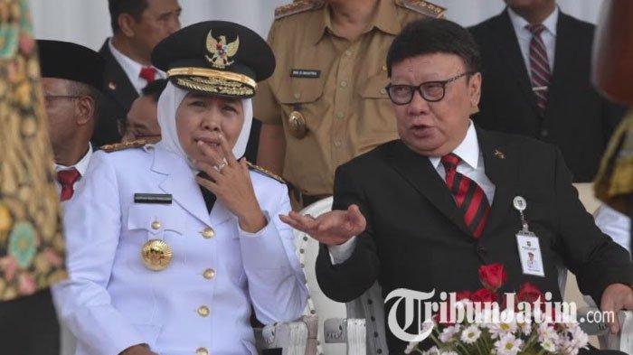 Menteri Dalam Negeri Tjahjo Kumolo bersama Gubernur Jawa Timur Khofifah Indar Parawansa saat di acara Peringatan Hari Otoda ke XXIII di Stadion Diponegoro, Kabupaten Banyuwangi, Kamis (25/4/2019).