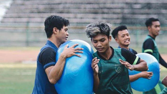 Para pemain Gresik United saat menggelar latihan di Stadion Petrokimia Gresik.