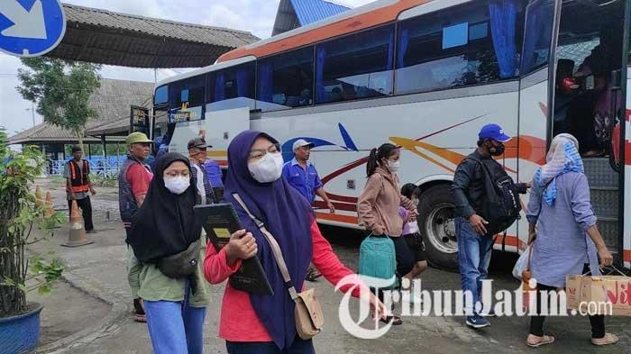 Penumpang di Terminal Purboyo Madiun wajib menggunakan aplikasi PeduliLindungi, Minggu (19/12/2021).