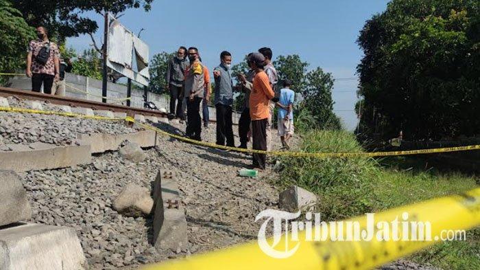 Polisi tengah melakukan olah TKP di lokasi temuan mayat, Dusun Medoan, Tongas Wetan, Tongas, Kabupaten Probolinggo, Jumat (15/7/2022).