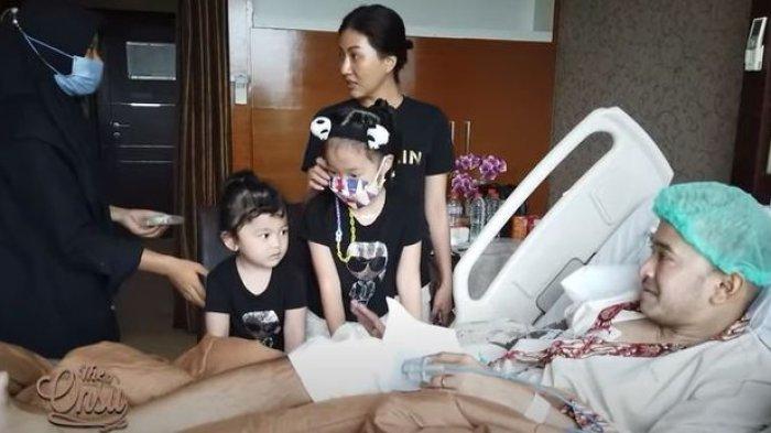 Ruben Onsu berusaha memperlihatkan sikap ceria saat bekerja meski ia harus menjalani perawatan akibat bercak darah di otaknya.