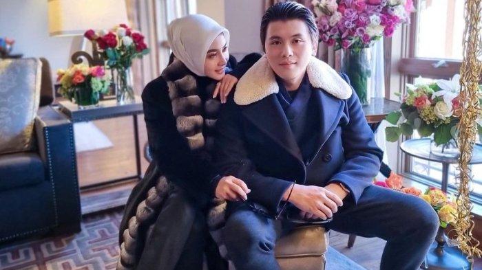 Syahrini memamerkan hadiah spesial yang dikirim oleh salah satu mantan pacar suaminya, Reino Barack.
