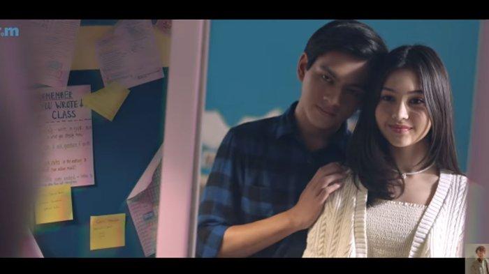Tangkapan layar video klip Tak Kan Hilang (Ost. Vidio Originals DJS The Movie: Biarkan Aku Menari) - Budi Doremi.