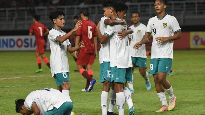 UNGGUL - Timnas Hongkong melawan timnas Indonesia U-20 pada Kualifikasi Piala Asia U-20 2022 di Stadion Gelora Bung Tomo (GBT) Surabaya dengan skor awal babak pertama Indonesia menang 0-3, Jumat (16/9/2022) Malam. Pada Akhir pertandingan Indonesia mengalahkan Hongkong dengan skor akhir 5-1, dua gol indonesia dilayangkan oleh marselino pada babak kedua