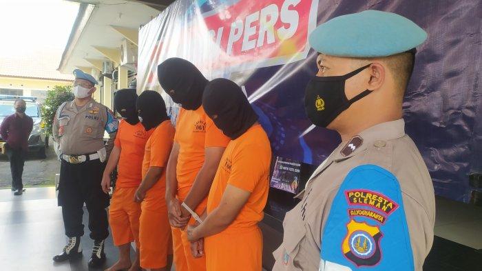 Kapolresta Sleman AKBP Ach Imam Rifa'i bersama jajaran Satreskrim Polresta Sleman, menunjukkan 4 tersangka berikut barang bukti dalam kasus Miras oplosan yang merenggut satu korban jiwa di Mapolresta Sleman, Jumat (25/11/2022)