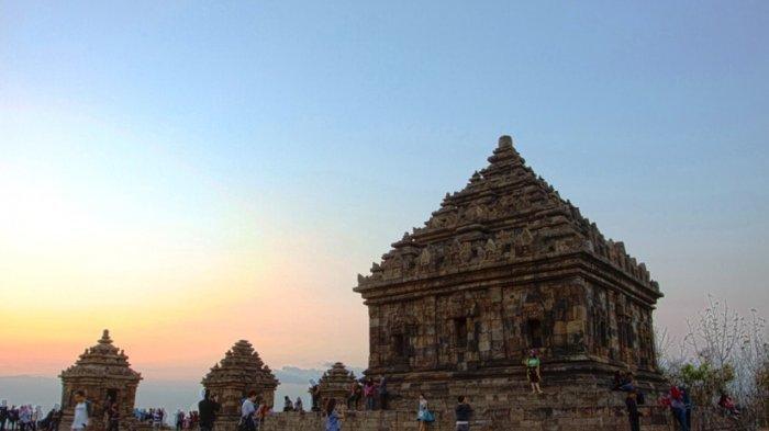 Suasana Candi Ijo saat matahari terbenam. Salah satu ciri khas Wisata Jogja yang tak dimiliki oleh daerah lain adalah nilai dan unsur budayanya yang sangat kental.