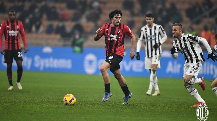 Gelandang AC Milan, Sandro Tonali menguasai bola dari kejaran pemain Juventus pada giornata 23 Serie A Liga Italia, Senin (24/1/2022) dini hari WIB.