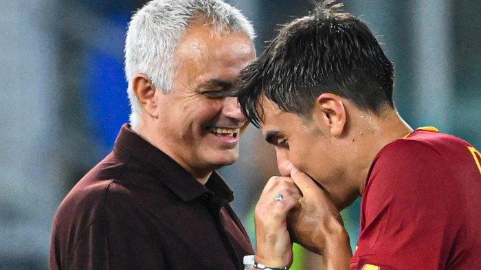 Paulo Dybala (kanan) bercanda dengan pelatih AS Roma Jose Mourinho saat ia digantikan selama pertandingan sepak bola Serie A Italia antara AS Roma dan Monza pada 31 Agustus 2022 di Olympic stadium Roma.