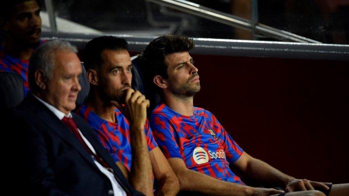 Bek Barcelona Spanyol Gerard Pique (kanan) melihat dari pinggir lapangan selama pertandingan sepak bola leg pertama Grup C Liga Champions UEFA antara FC Barcelona dan Viktoria Plzen, di stadion Camp Nou di Barcelona pada 7 September 2022.