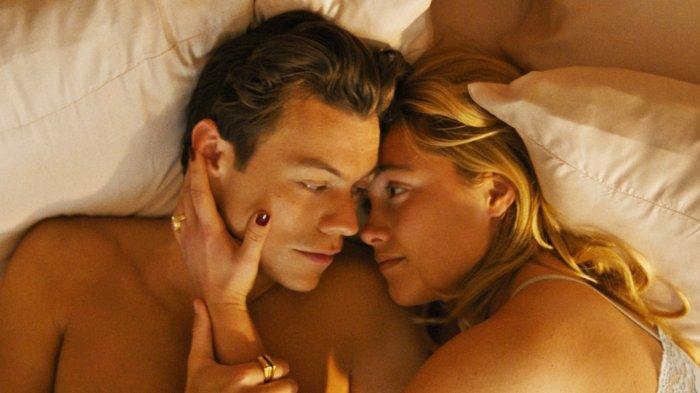 Alice (Florence Pugh) dan Jack Chambers (Harry Styles) di film Don't Worry Darling. Cuplikan adegan film Don't Worry Darling