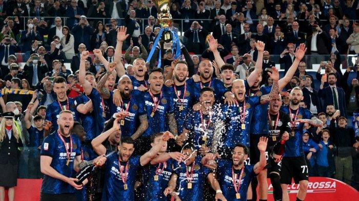 Pemain Inter Milan merayakan kemenangan membawa trofi Piala Italia (Coppa Italia) setelah melawan Juventus di stadion Olimpiade di Roma, Kamis 12 Mei 2022